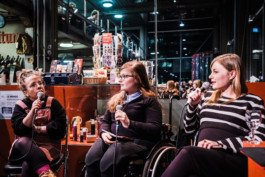  Portrait von einem vollbärtigen Mann mit kurzen Haaren, der in die Kamera lächelt. Er trägt ein Shirt mit einem Fahrrad.