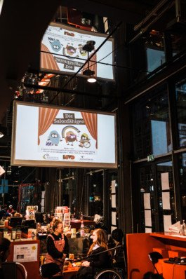 Portrait von einem vollbärtigen Mann mit kurzen Haaren, der in die Kamera lächelt. Er trägt ein Shirt mit einem Fahrrad.