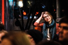 Portrait von einem vollbärtigen Mann mit kurzen Haaren, der in die Kamera lächelt. Er trägt ein Shirt mit einem Fahrrad.