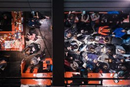 Portrait von einem vollbärtigen Mann mit kurzen Haaren, der in die Kamera lächelt. Er trägt ein Shirt mit einem Fahrrad.