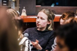 Portrait von einem vollbärtigen Mann mit kurzen Haaren, der in die Kamera lächelt. Er trägt ein Shirt mit einem Fahrrad.