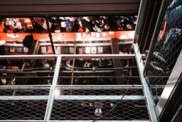 Portrait von einem vollbärtigen Mann mit kurzen Haaren, der in die Kamera lächelt. Er trägt ein Shirt mit einem Fahrrad.