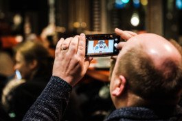Portrait von einem vollbärtigen Mann mit kurzen Haaren, der in die Kamera lächelt. Er trägt ein Shirt mit einem Fahrrad.
