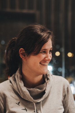 Portrait von einem vollbärtigen Mann mit kurzen Haaren, der in die Kamera lächelt. Er trägt ein Shirt mit einem Fahrrad.