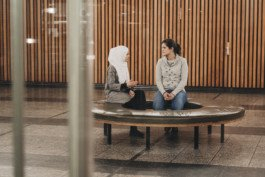 Portrait von einem vollbärtigen Mann mit kurzen Haaren, der in die Kamera lächelt. Er trägt ein Shirt mit einem Fahrrad.