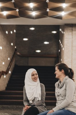  Portrait von einem vollbärtigen Mann mit kurzen Haaren, der in die Kamera lächelt. Er trägt ein Shirt mit einem Fahrrad.