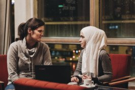 Portrait von einem vollbärtigen Mann mit kurzen Haaren, der in die Kamera lächelt. Er trägt ein Shirt mit einem Fahrrad.