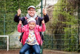 Portrait von einem vollbärtigen Mann mit kurzen Haaren, der in die Kamera lächelt. Er trägt ein Shirt mit einem Fahrrad.