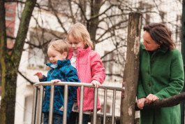 Portrait von einem vollbärtigen Mann mit kurzen Haaren, der in die Kamera lächelt. Er trägt ein Shirt mit einem Fahrrad.