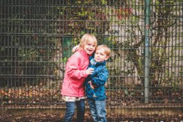 Portrait von einem vollbärtigen Mann mit kurzen Haaren, der in die Kamera lächelt. Er trägt ein Shirt mit einem Fahrrad.
