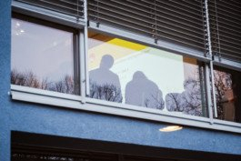  Portrait von einem vollbärtigen Mann mit kurzen Haaren, der in die Kamera lächelt. Er trägt ein Shirt mit einem Fahrrad.