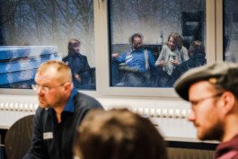  Portrait von einem vollbärtigen Mann mit kurzen Haaren, der in die Kamera lächelt. Er trägt ein Shirt mit einem Fahrrad.