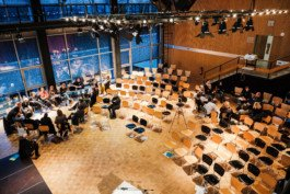  Portrait von einem vollbärtigen Mann mit kurzen Haaren, der in die Kamera lächelt. Er trägt ein Shirt mit einem Fahrrad.