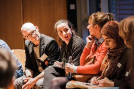  Portrait von einem vollbärtigen Mann mit kurzen Haaren, der in die Kamera lächelt. Er trägt ein Shirt mit einem Fahrrad.