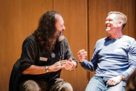  Portrait von einem vollbärtigen Mann mit kurzen Haaren, der in die Kamera lächelt. Er trägt ein Shirt mit einem Fahrrad.