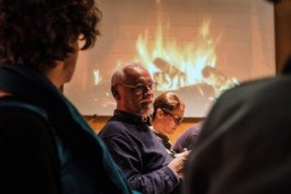  Portrait von einem vollbärtigen Mann mit kurzen Haaren, der in die Kamera lächelt. Er trägt ein Shirt mit einem Fahrrad.
