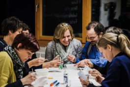  Portrait von einem vollbärtigen Mann mit kurzen Haaren, der in die Kamera lächelt. Er trägt ein Shirt mit einem Fahrrad.