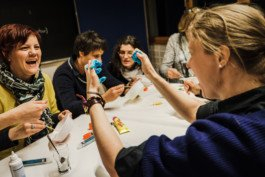  Portrait von einem vollbärtigen Mann mit kurzen Haaren, der in die Kamera lächelt. Er trägt ein Shirt mit einem Fahrrad.