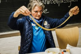  Portrait von einem vollbärtigen Mann mit kurzen Haaren, der in die Kamera lächelt. Er trägt ein Shirt mit einem Fahrrad.