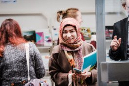  Portrait von einem vollbärtigen Mann mit kurzen Haaren, der in die Kamera lächelt. Er trägt ein Shirt mit einem Fahrrad.