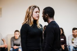  Portrait von einem vollbärtigen Mann mit kurzen Haaren, der in die Kamera lächelt. Er trägt ein Shirt mit einem Fahrrad.
