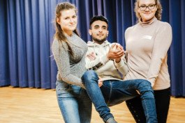  Portrait von einem vollbärtigen Mann mit kurzen Haaren, der in die Kamera lächelt. Er trägt ein Shirt mit einem Fahrrad.