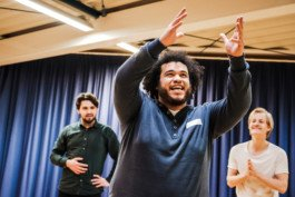  Portrait von einem vollbärtigen Mann mit kurzen Haaren, der in die Kamera lächelt. Er trägt ein Shirt mit einem Fahrrad.