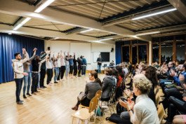  Portrait von einem vollbärtigen Mann mit kurzen Haaren, der in die Kamera lächelt. Er trägt ein Shirt mit einem Fahrrad.