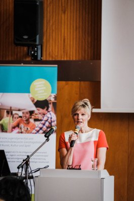  Portrait von einem vollbärtigen Mann mit kurzen Haaren, der in die Kamera lächelt. Er trägt ein Shirt mit einem Fahrrad.
