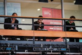  Portrait von einem vollbärtigen Mann mit kurzen Haaren, der in die Kamera lächelt. Er trägt ein Shirt mit einem Fahrrad.