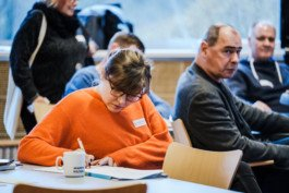  Portrait von einem vollbärtigen Mann mit kurzen Haaren, der in die Kamera lächelt. Er trägt ein Shirt mit einem Fahrrad.