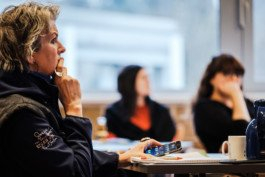  Portrait von einem vollbärtigen Mann mit kurzen Haaren, der in die Kamera lächelt. Er trägt ein Shirt mit einem Fahrrad.
