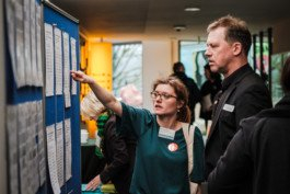  Portrait von einem vollbärtigen Mann mit kurzen Haaren, der in die Kamera lächelt. Er trägt ein Shirt mit einem Fahrrad.