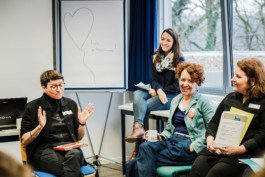  Portrait von einem vollbärtigen Mann mit kurzen Haaren, der in die Kamera lächelt. Er trägt ein Shirt mit einem Fahrrad.