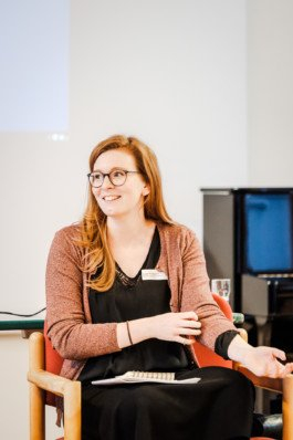  Portrait von einem vollbärtigen Mann mit kurzen Haaren, der in die Kamera lächelt. Er trägt ein Shirt mit einem Fahrrad.