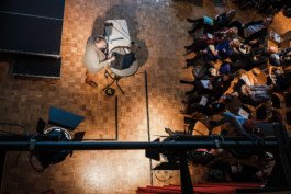  Portrait von einem vollbärtigen Mann mit kurzen Haaren, der in die Kamera lächelt. Er trägt ein Shirt mit einem Fahrrad.