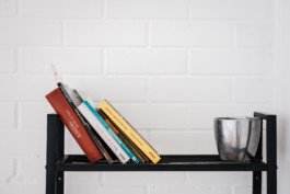  Portrait von einem vollbärtigen Mann mit kurzen Haaren, der in die Kamera lächelt. Er trägt ein Shirt mit einem Fahrrad.