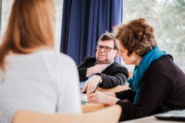  Portrait von einem vollbärtigen Mann mit kurzen Haaren, der in die Kamera lächelt. Er trägt ein Shirt mit einem Fahrrad.