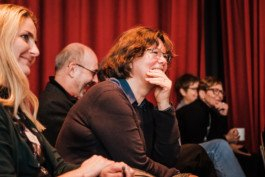  Portrait von einem vollbärtigen Mann mit kurzen Haaren, der in die Kamera lächelt. Er trägt ein Shirt mit einem Fahrrad.