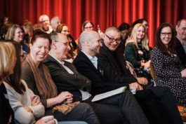  Portrait von einem vollbärtigen Mann mit kurzen Haaren, der in die Kamera lächelt. Er trägt ein Shirt mit einem Fahrrad.