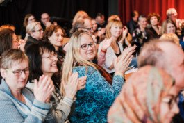  Portrait von einem vollbärtigen Mann mit kurzen Haaren, der in die Kamera lächelt. Er trägt ein Shirt mit einem Fahrrad.