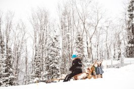 Portrait von einem vollbärtigen Mann mit kurzen Haaren, der in die Kamera lächelt. Er trägt ein Shirt mit einem Fahrrad.