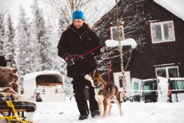 Portrait von einem vollbärtigen Mann mit kurzen Haaren, der in die Kamera lächelt. Er trägt ein Shirt mit einem Fahrrad.