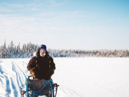 Portrait von einem vollbärtigen Mann mit kurzen Haaren, der in die Kamera lächelt. Er trägt ein Shirt mit einem Fahrrad.