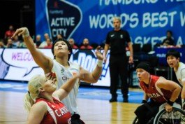 Portrait von einem vollbärtigen Mann mit kurzen Haaren, der in die Kamera lächelt. Er trägt ein Shirt mit einem Fahrrad.