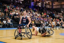 Portrait von einem vollbärtigen Mann mit kurzen Haaren, der in die Kamera lächelt. Er trägt ein Shirt mit einem Fahrrad.