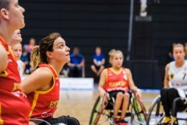 Portrait von einem vollbärtigen Mann mit kurzen Haaren, der in die Kamera lächelt. Er trägt ein Shirt mit einem Fahrrad.