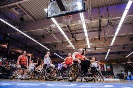 Portrait von einem vollbärtigen Mann mit kurzen Haaren, der in die Kamera lächelt. Er trägt ein Shirt mit einem Fahrrad.