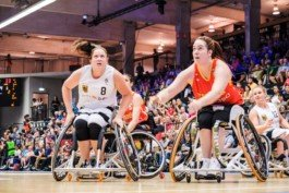 Portrait von einem vollbärtigen Mann mit kurzen Haaren, der in die Kamera lächelt. Er trägt ein Shirt mit einem Fahrrad.