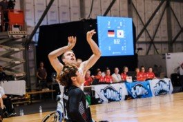 Portrait von einem vollbärtigen Mann mit kurzen Haaren, der in die Kamera lächelt. Er trägt ein Shirt mit einem Fahrrad.